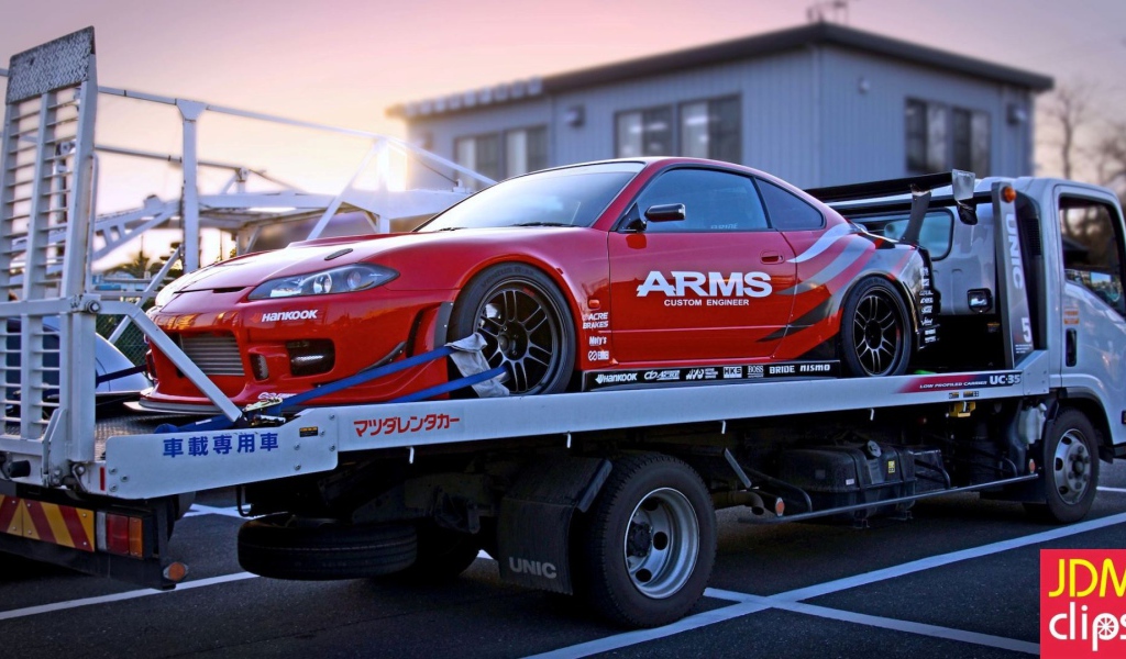 Автомобиль Nissan Silvia S15 на эвакуаторе