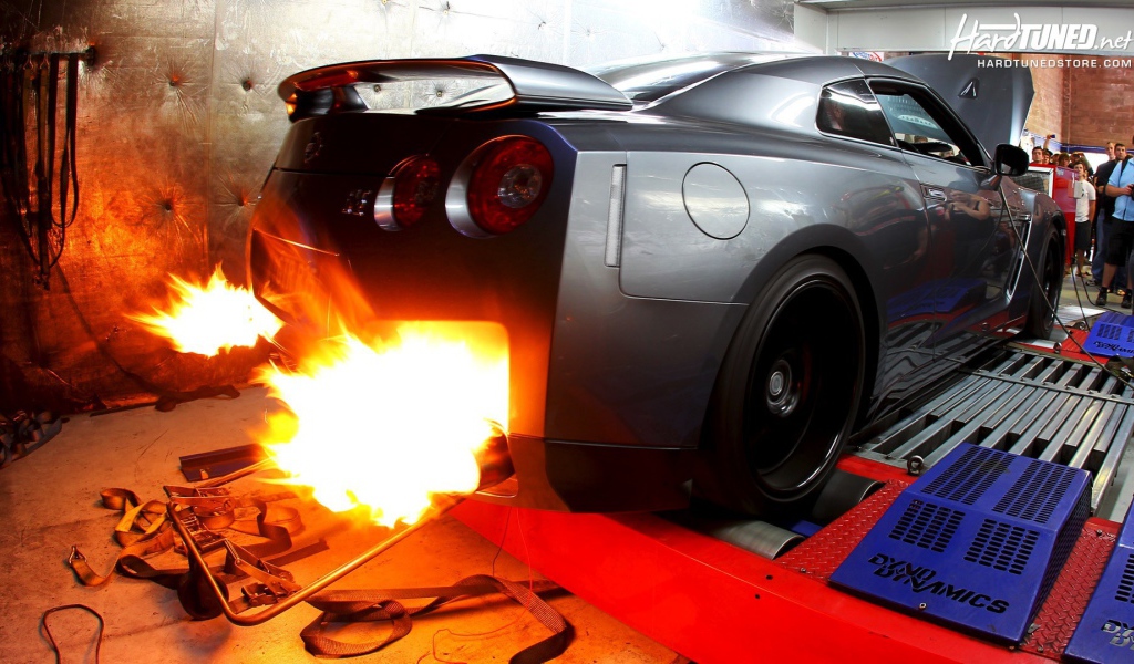Огненный выхлоп автомобиля Nissan GT-R