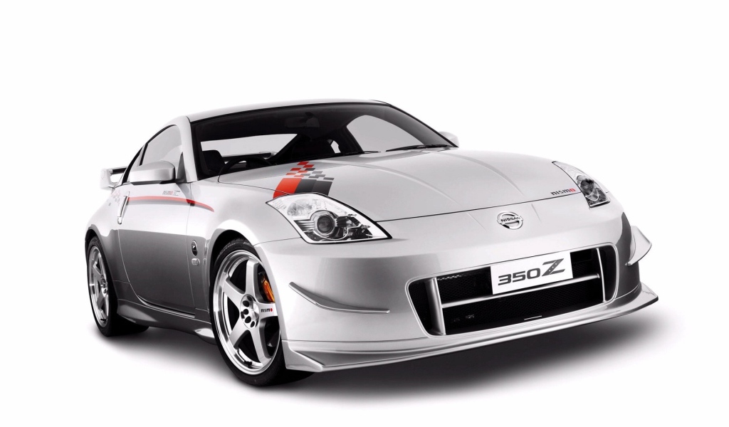 Серый Nissan 350Z на белом фоне
