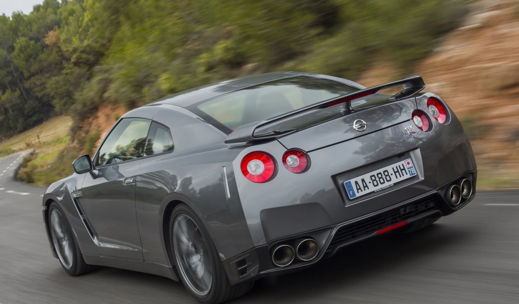 Серый Nissan GT-R на дороге
