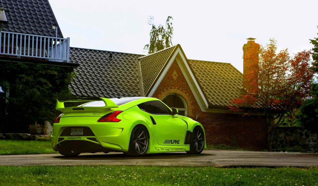 Зеленый Nissan 370Z у дома