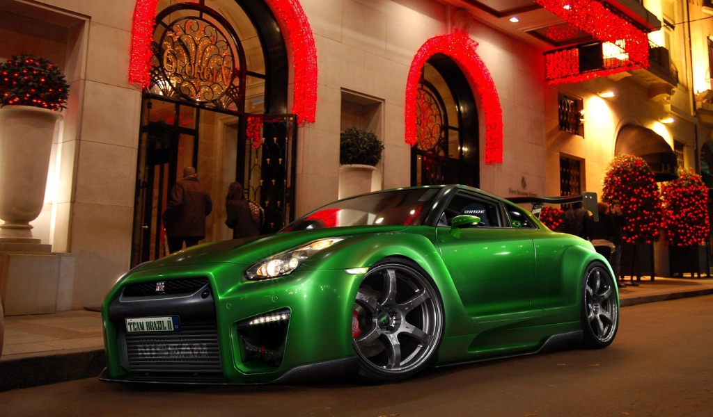 Зеленый Nissan GT-R у входа в отель