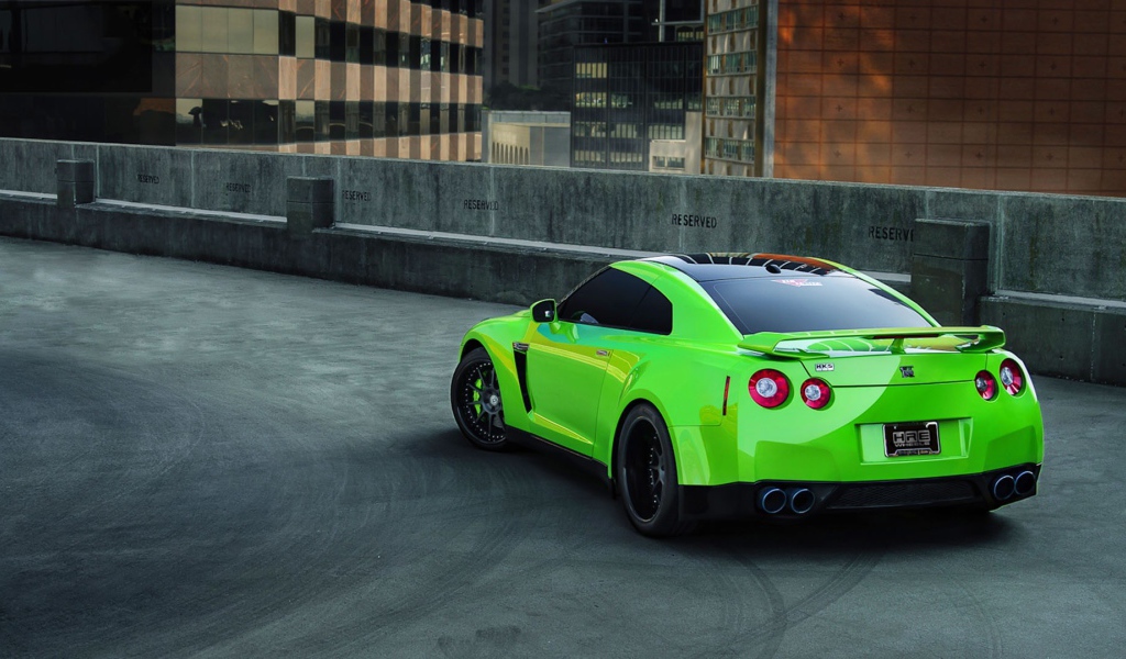 Зеленый Nissan GT-R на гоночной трассе