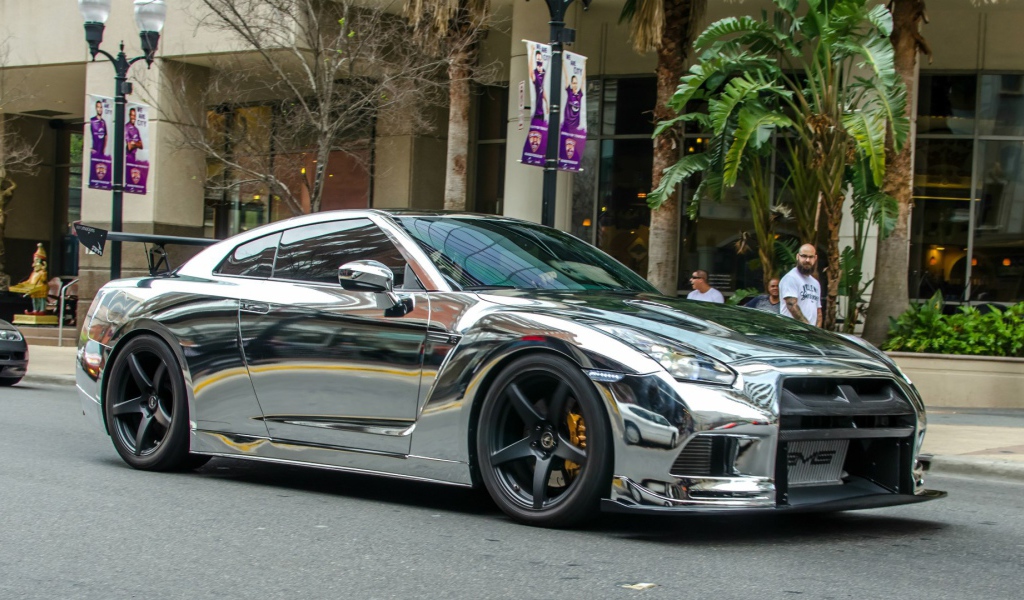 Зеркальный Nissan GT-R