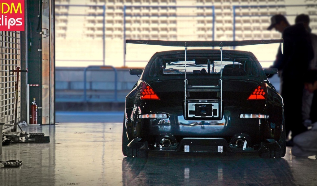 Автомобиль Nissan 350Z в гараже