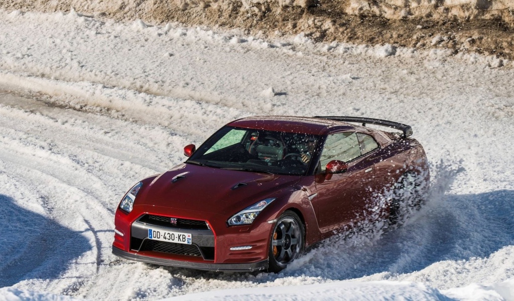 Дрифт красного Nissan по снегу