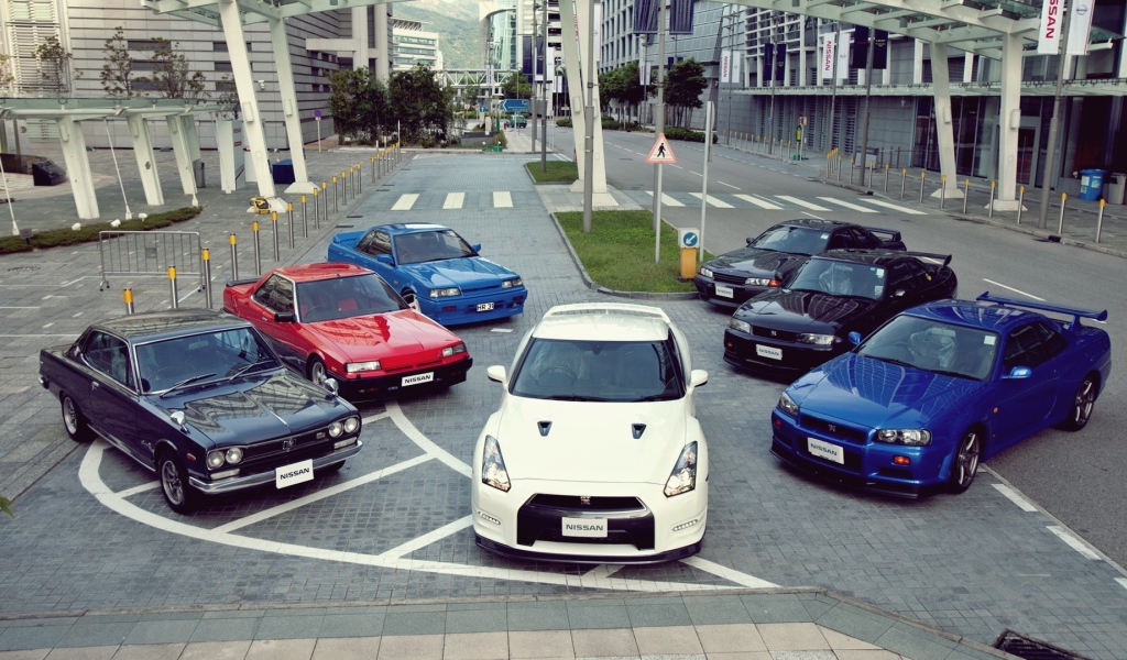 Автомобили Ниссан разных поколений