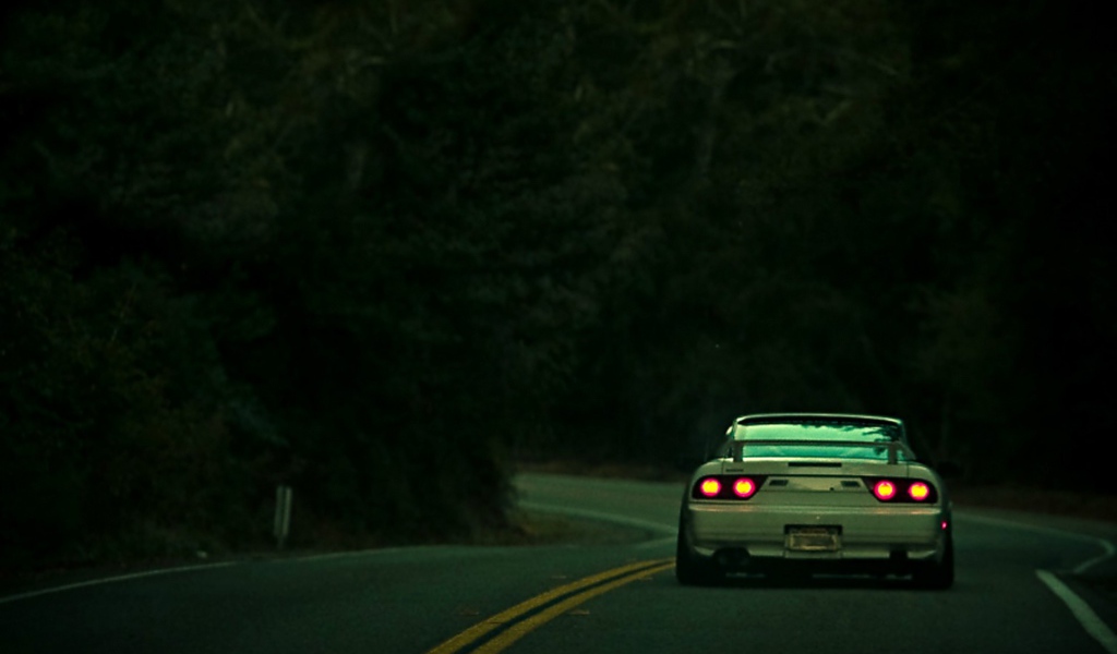 Nissan стоит на шоссе в лесу