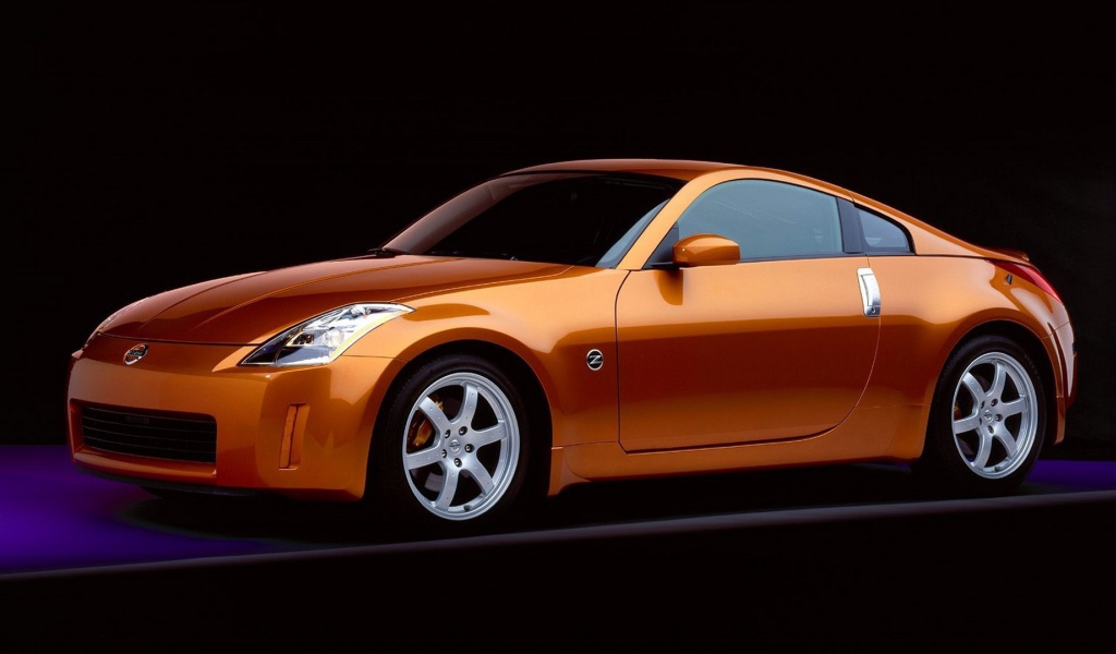 Оранжевый Nissan 350Z на черном фоне