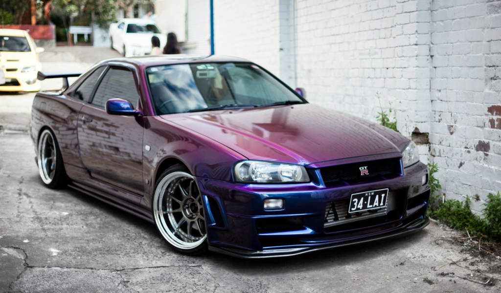 Фиолетовый Nissan Skyline GT-R