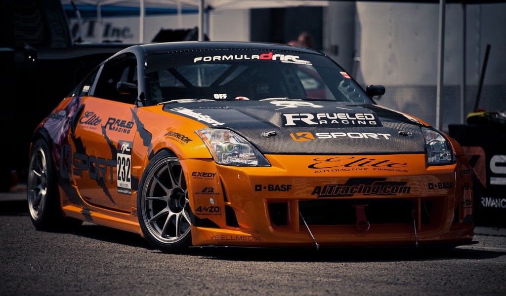 Гоночный Nissan 350Z оранжевого цвета