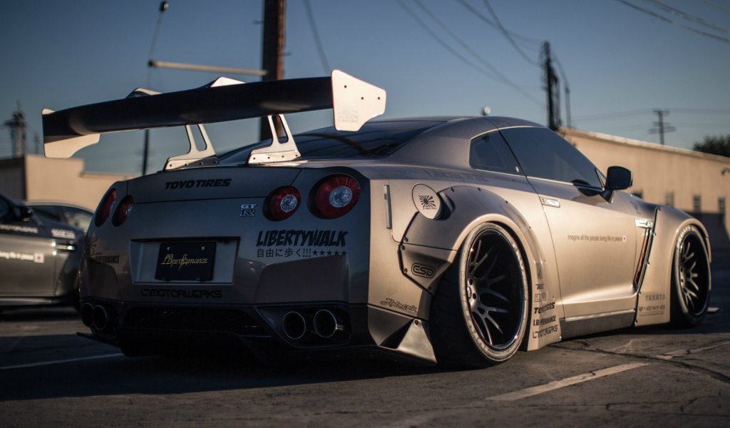 Гоночный Nissan GT-R