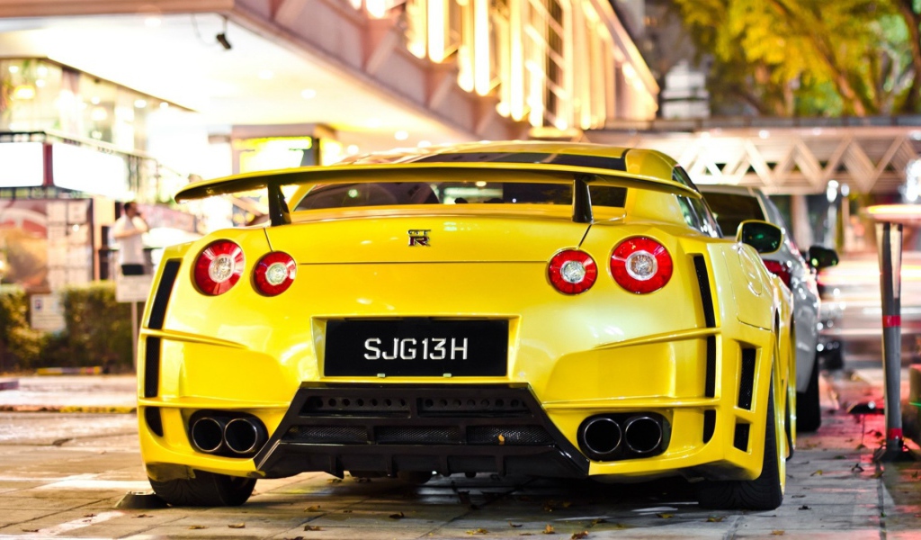 Вид сзади на желтый Nissan GT-R