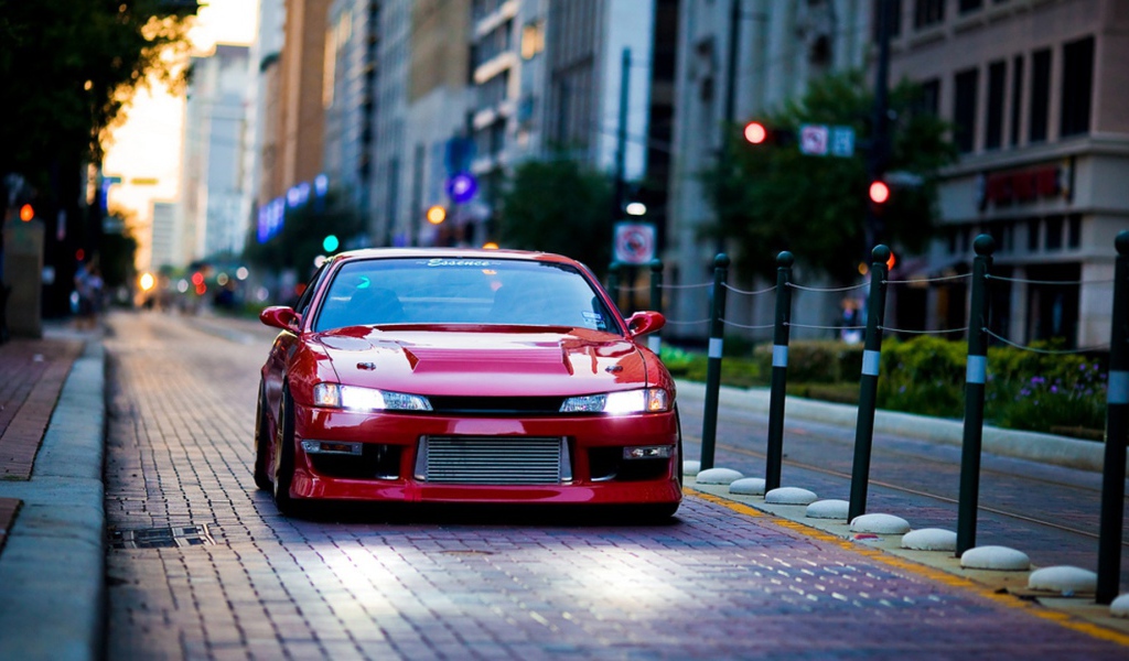 Красный Nissan GT-R на городской улице