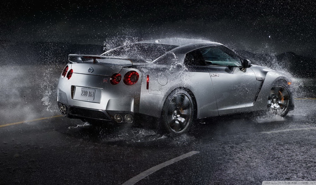 Серебристый Nissan GT-R под дождем