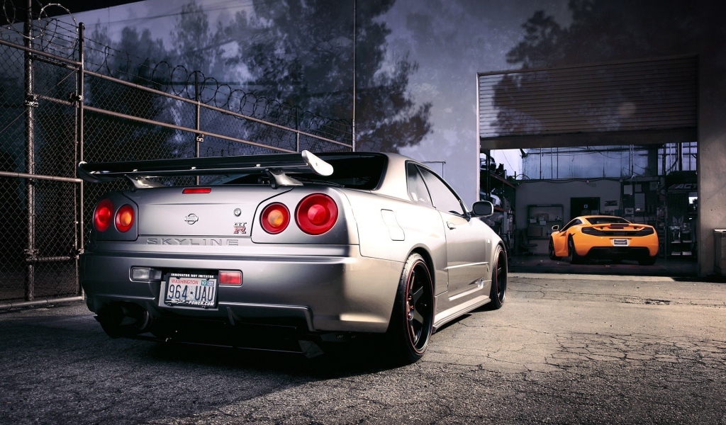 Серебристый Ниссан перед воротами