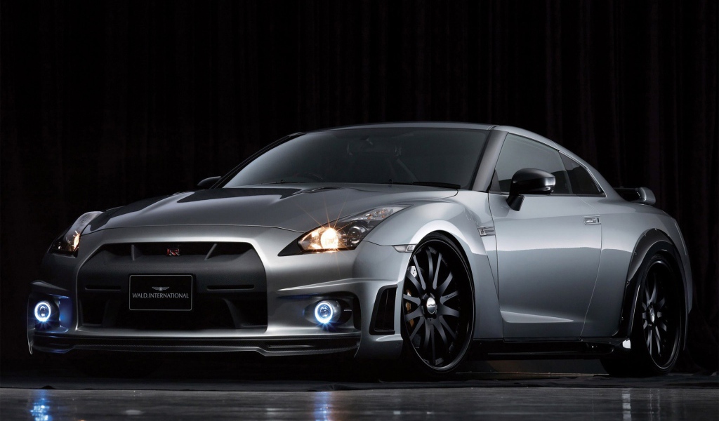 Серебристый автомобиль Nissan GT-R R35