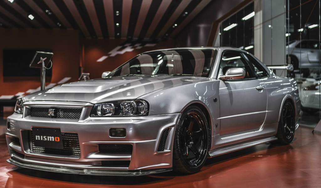 Серебристый автомобиль Nissan Skyline GT-R Nismo