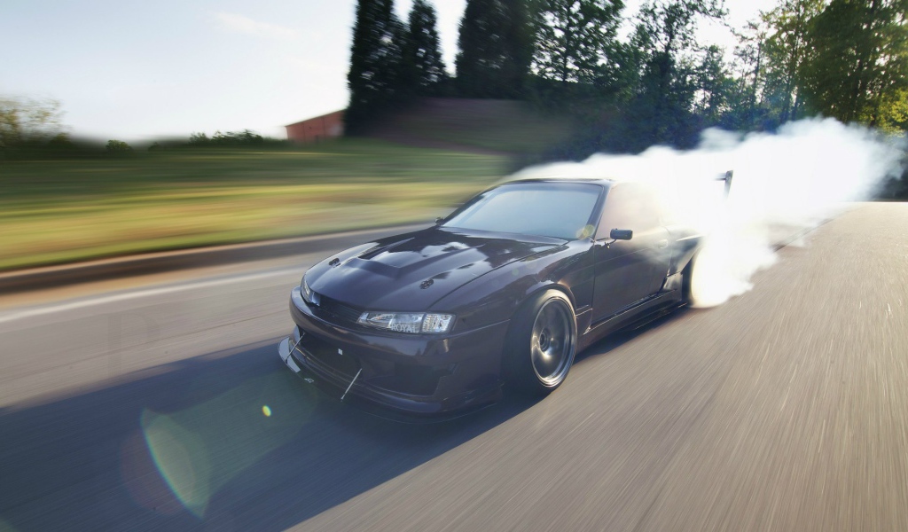 Дымящийся Nissan Silvia S14 240SX