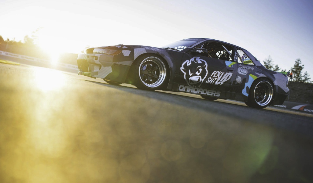 Спортивный Nissan S13 на гонке