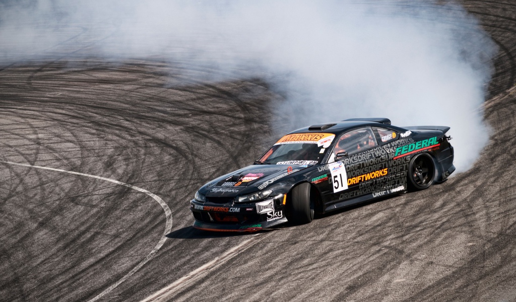 Спортивный Nissan Silvia S15 на гонке