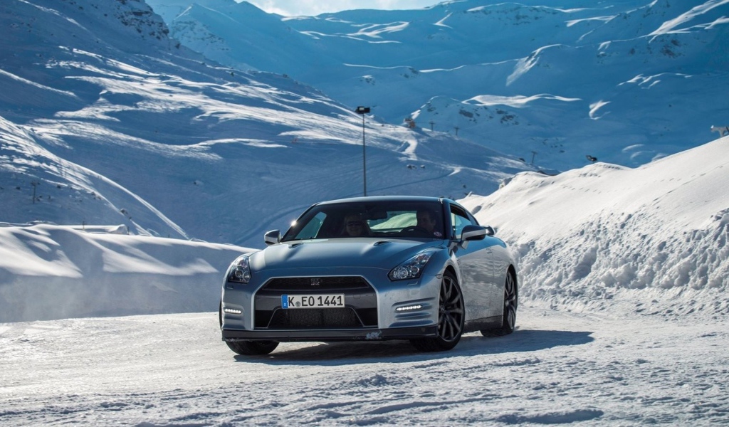 Испытание автомобиля Nissan в горах