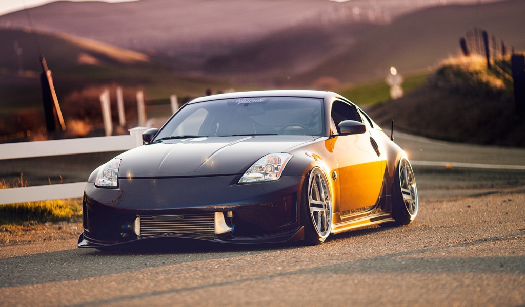 Тюнингованный Nissan 350Z на дороге