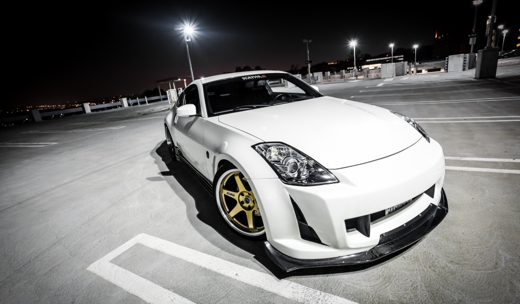 Белый ниссан 350 z