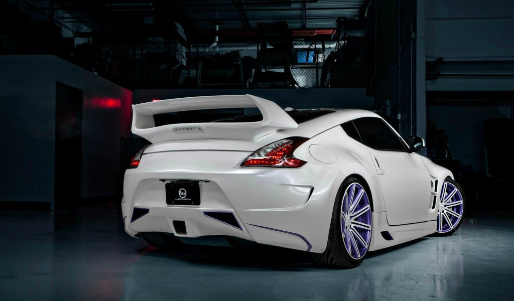 Спортивный белый Nissan 370Z