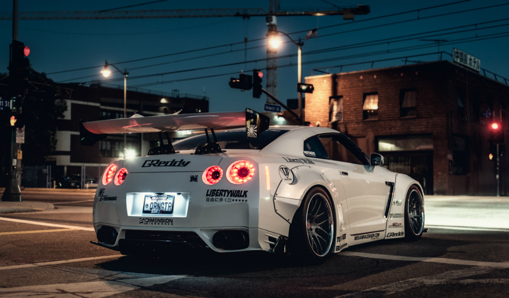Белый Nissan GT-R