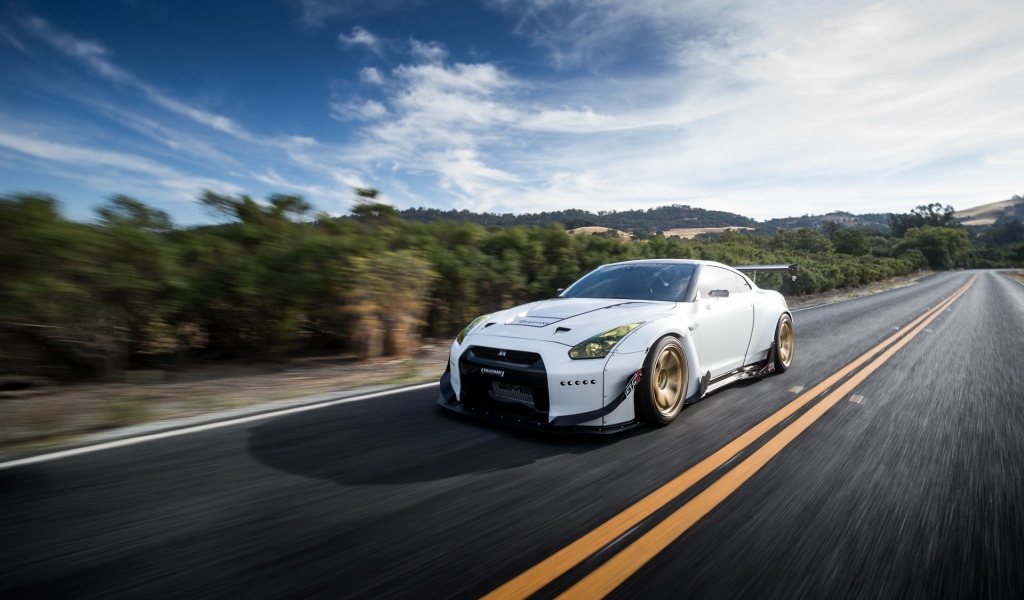 Белый Nissan GT-R летит по трассе