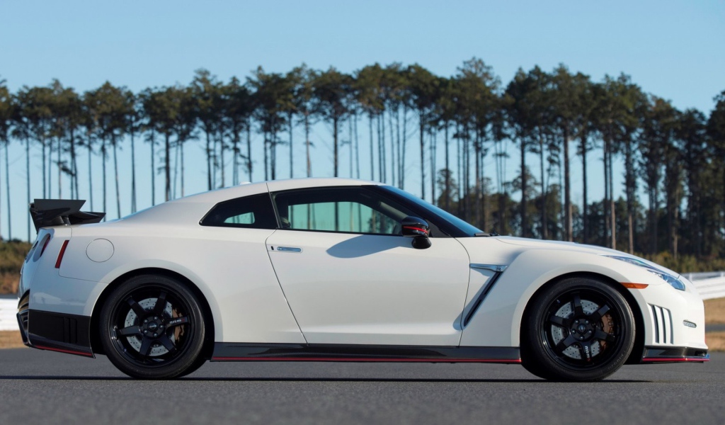 Белый Nissan GT-R на фоне деревьев