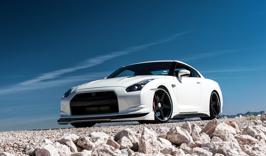 Белый Nissan GT-R на белых камнях