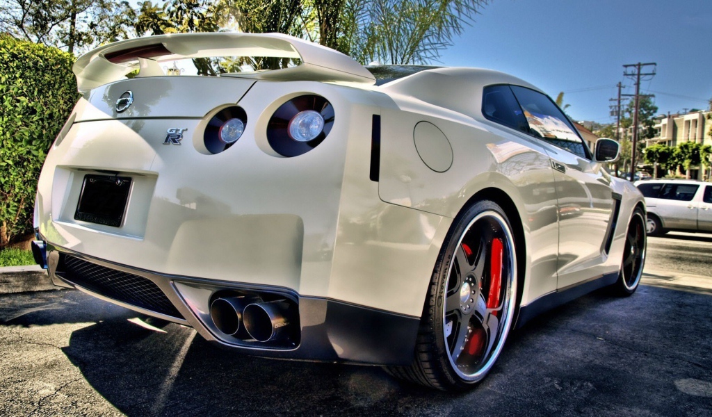 Белый Nissan GT-R со спойлером
