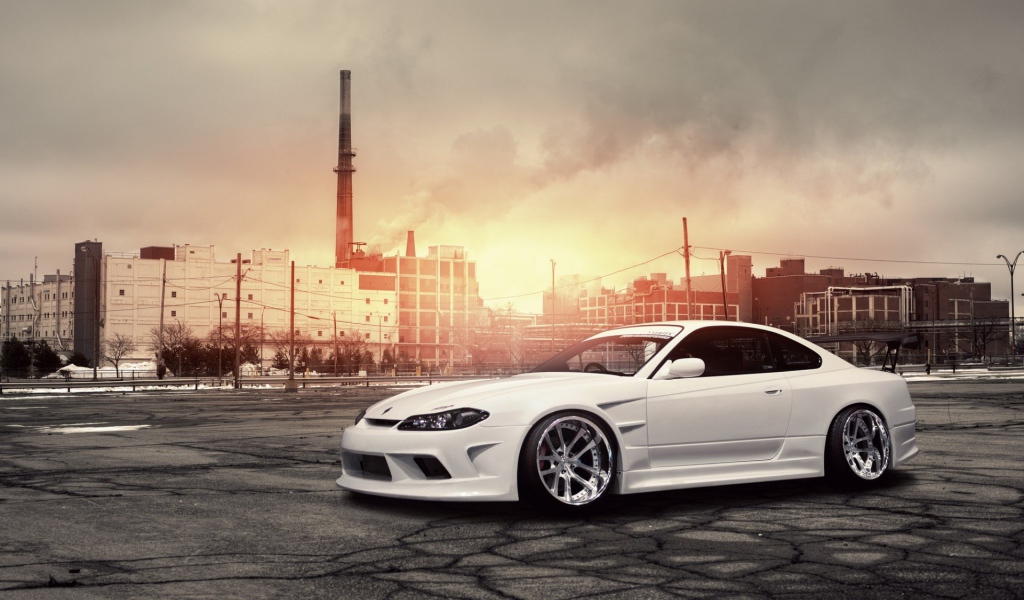 Белый Nissan Silvia S15 на фоне завода