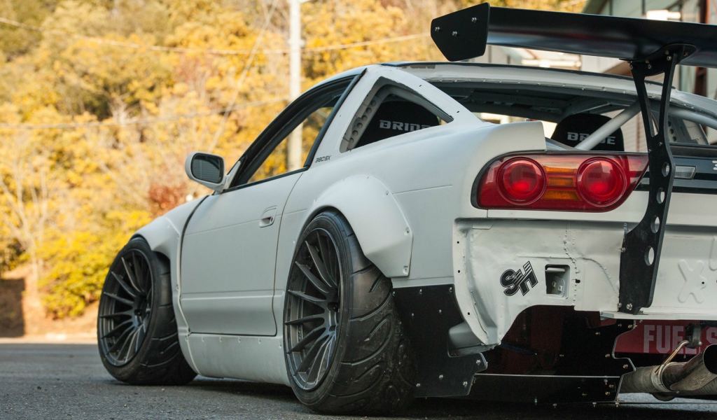 Белый спортивный Nissan 380SX