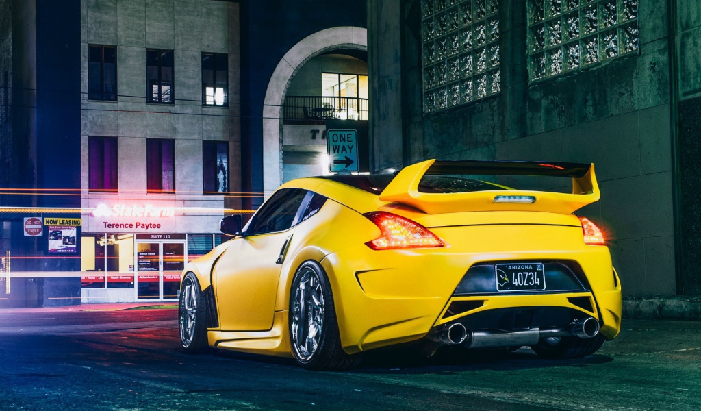 Желтый Nissan 370Z