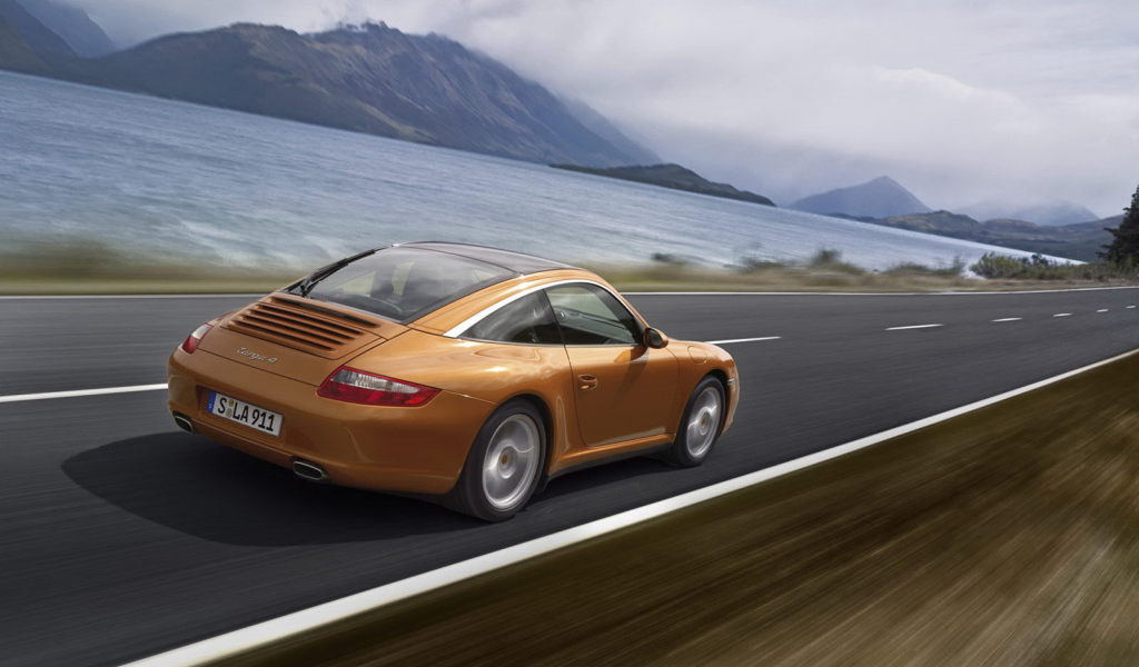 Золотистый автомобиль на дороге