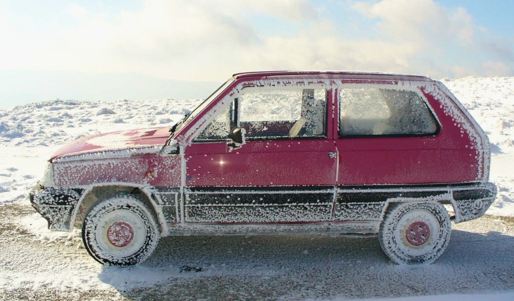 Розовый автомобиль в инее