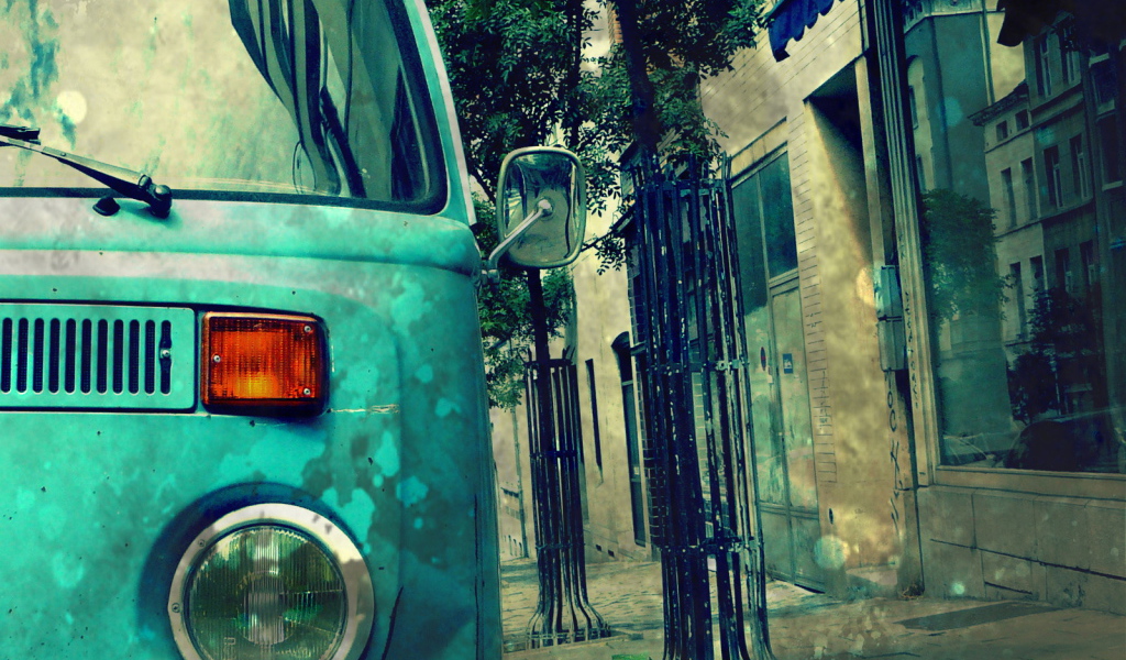 Ретро автомобиль на старой улице