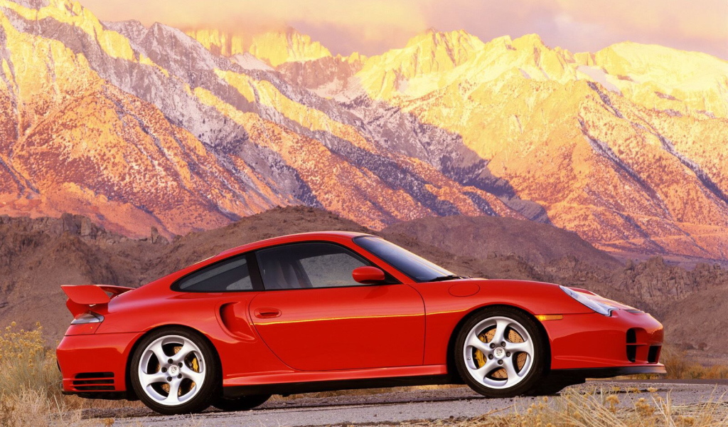 Красный автомобиль на фоне гор