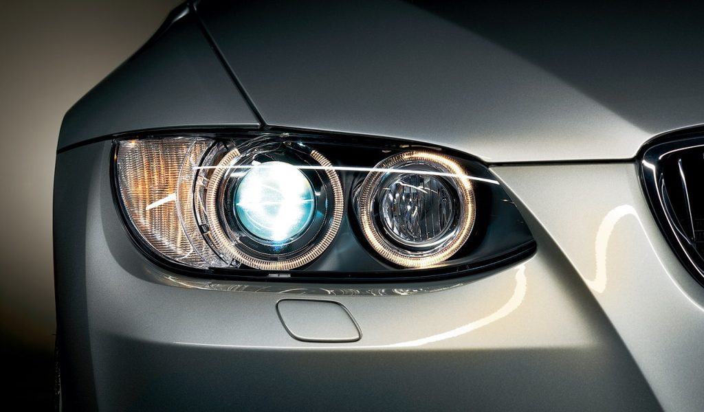 Фара серебристого автомобиля