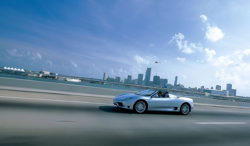 Белый кабриолет мчится по дороге