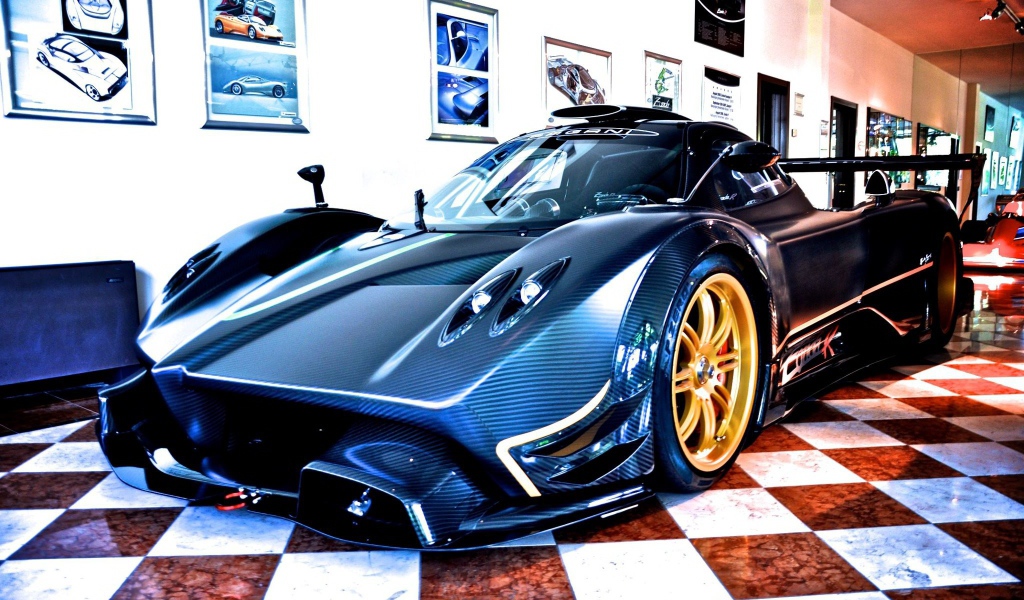Автомобиль Pagani в помещении