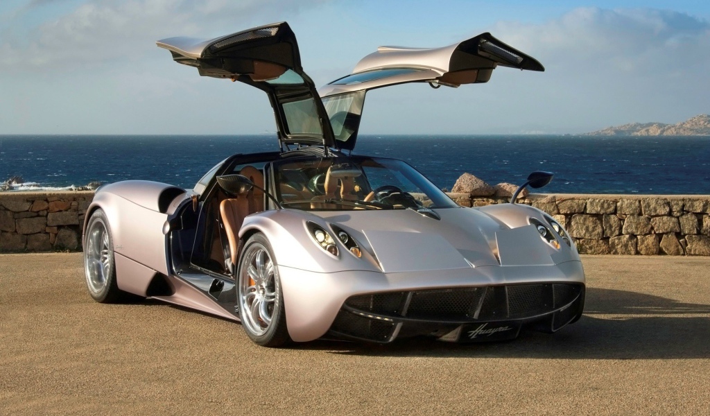 Авто Pagani на берегу моря