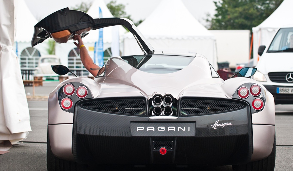 Вид сзади на авто Pagani