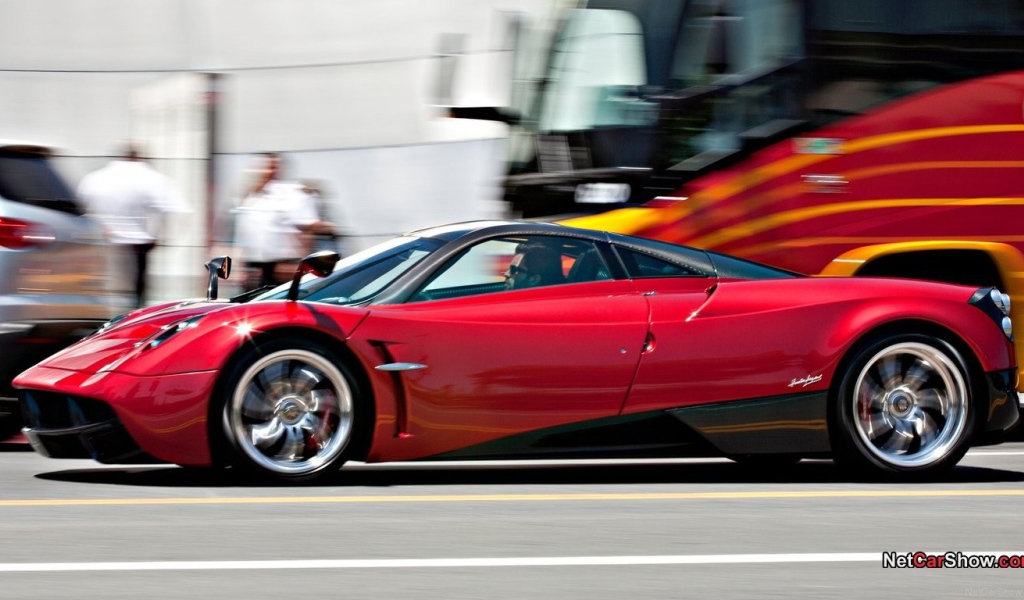 Красный автомобиль Pagani