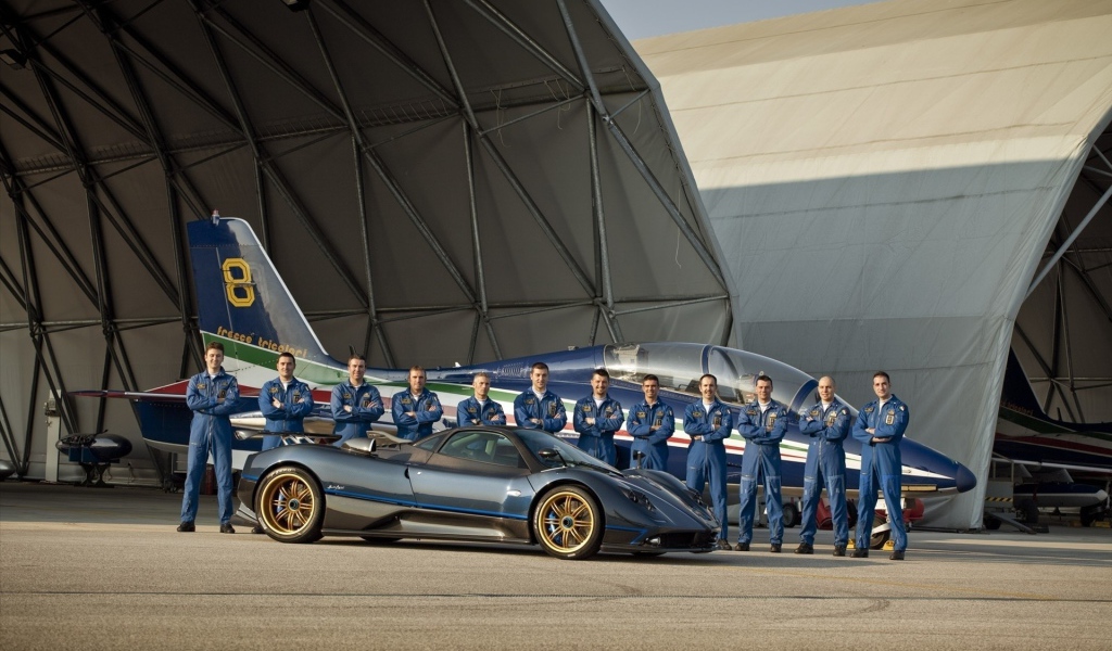 Команда пилотов с самолетом и автомобилем Pagani Zonda Tricolore