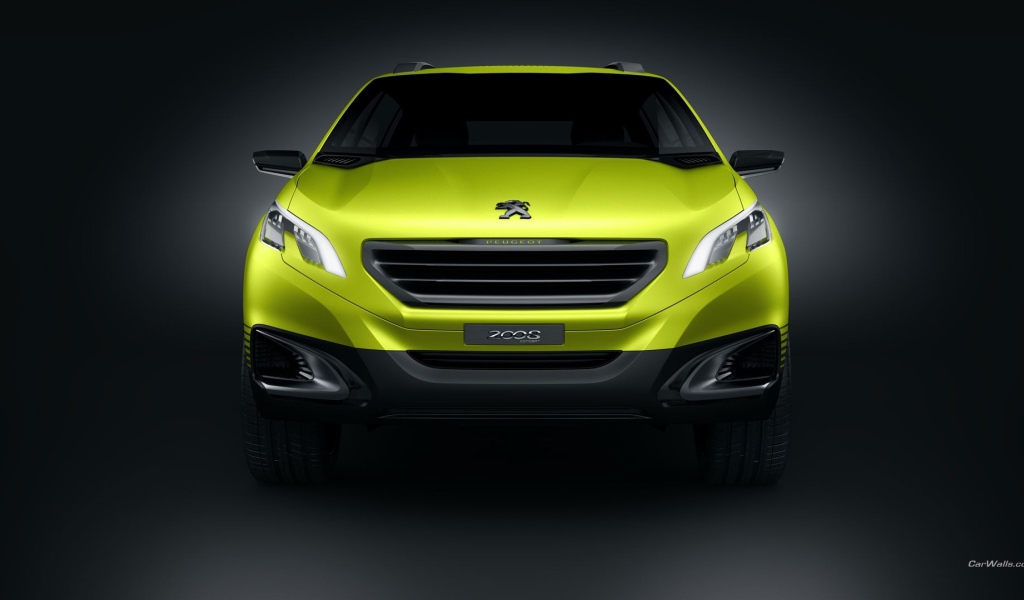 Желтый Peugeot 2008 на сером фоне