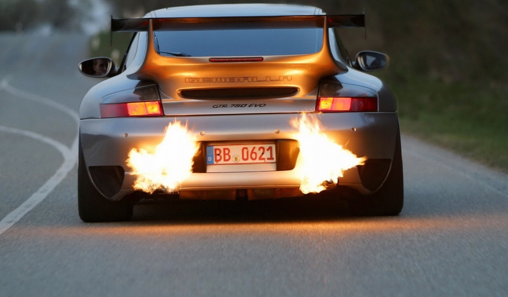 Пламя из выхлопной трубы автомобиля Porsche